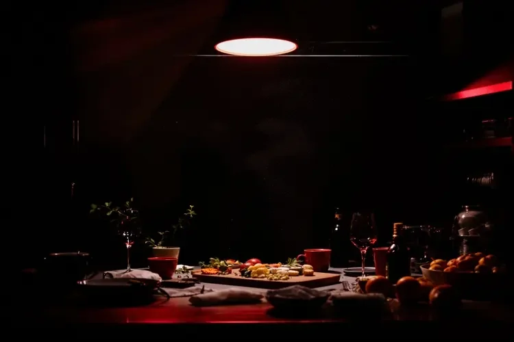 美食博主被曝人设造假，后厨摆拍全程幕后揭秘 - 51吃瓜事件黑料吃瓜实锤配图